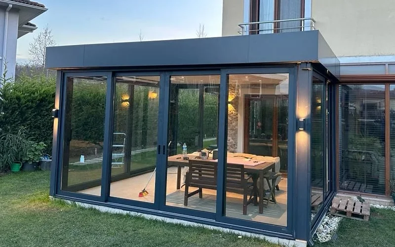 Bahçede tamamlanan cam oda