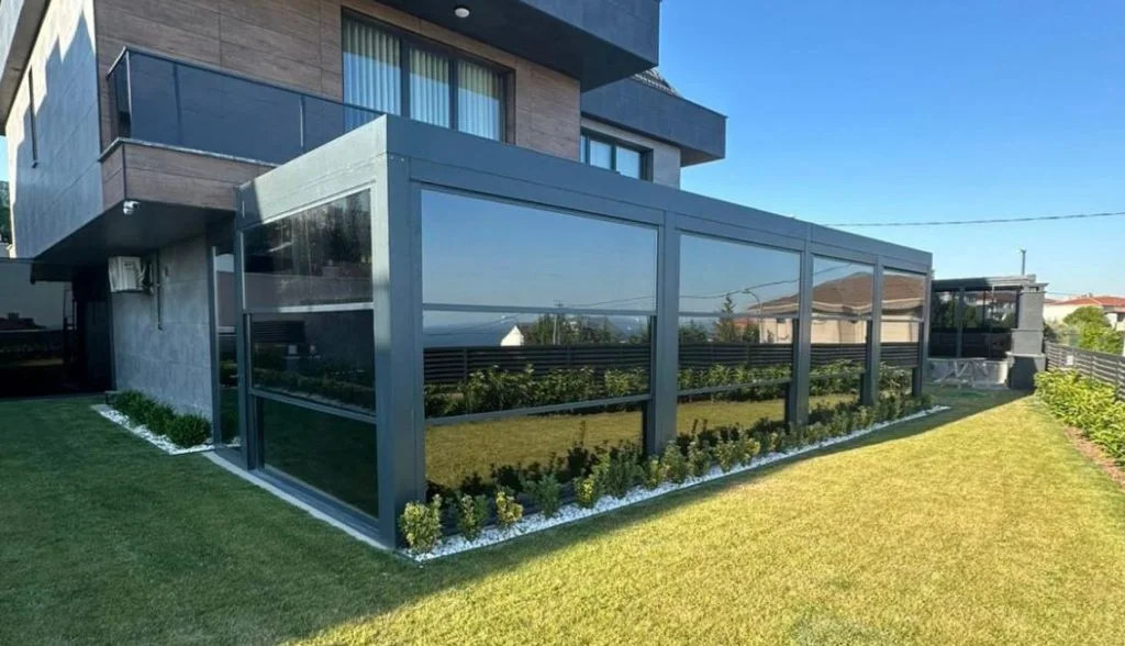 Bahçede tamamlanan camlı kış bahçesi